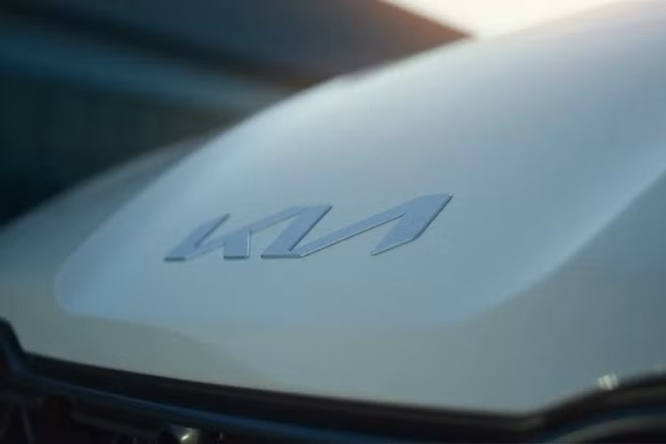 Điểm nhấn đáng chú ý nhất của chiếc Sportage 2021 tại Trung Quốc này chính là logo mới của thương hiệu Kia. Đây là logo mới được hãng Kia giới thiệu vào những ngày đầu năm 2021 với thiết kế đơn giản hơn và không còn nằm trong nền hình bầu dục màu đen nữa. Có vẻ như Sportage 2021 sẽ là một trong những mẫu xe đầu tiên trên thế giới lắp logo này.