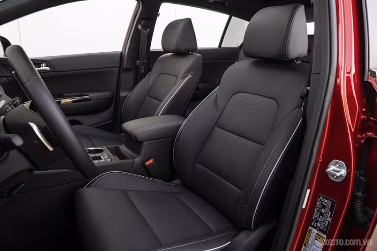 Đằng sau Kia Sportage 2021 dành riêng cho thị trường Trung Quốc xuất hiện đèn hậu được thiết kế học khá giống với Kia Sorento 2021 và Telluride. Ngay cả đèn đèn phản quang trên cản sau cũng được thiết kế dọc, nằm ở hai góc cản sau. Những điểm nhấn khác trong thiết kế của mẫu SUV cỡ C này bao gồm tem chữ nổi "Sportage" trên cửa cốp sau, 2 đầu ống xả hình bình hành, chi tiết nhựa màu đen bóng ở cản sau và bộ khuếch tán gió hầm hố. Tem chữ nổi "Sportage" nằm dưới khu vực lắp biển số trong khi logo Kia lại nằm ngay trên nẹp mạ crôm nối giữa 2 đèn hậu.