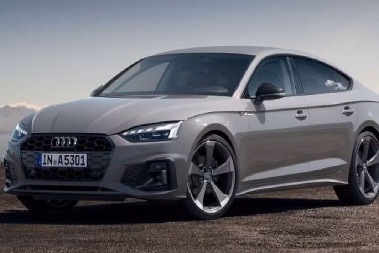 Theo tiêu chuẩn, tất cả A5 Sportback 2021 tại Malaysia đều đi kèm hộp số ly hợp kép S tronic 7 cấp và hệ thống hybrid nhẹ 12 volt mới giúp A5 Sportback mới có thể chạy điện hoàn toàn với tốc độ lên tới 160 km/h. Mức tiêu thụ của A5 Sportback 2021 từ đó cũng được cải thiện tới 0,3 lít / 100 km. Tại Malaysia, giá xe Audi A5 Sportback 2021 bán ra khởi điểm từ RM 350.900 (khoảng 2 tỷ đồng).
