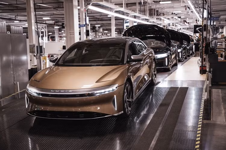 Ban đầu, việc giao hàng Lucid Air chạy điện dự kiến diễn ra vào mùa xuân năm nay nhưng sau đó hãng xe điện Mỹ đã lùi lịch. Đến tận bây giờ, mẫu sedan điện cao cấp mới chính thức lăn bánh khỏi nhà máy AMP-1 ở Arizona.