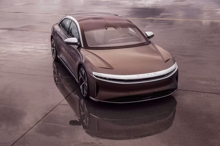 Ở cấu hình cao nhất, Lucid Air Dream Edition Performance được trang bị động cơ điện kép, hệ dẫn động 4 bánh, cho công suất lên tới 1.111 mã lực, khả năng tăng tốc từ 0 - 97 km/h trong 2,5 giây trước khi cán tốc độ tối đa 270 km/h.