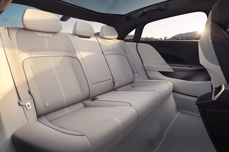 Tất nhiên, việc sở hữu nhiều tính năng tiên tiến sẽ khiến giá xe Lucid Air 2022 không hề dễ chịu chút nào, xe có giá khởi điểm từ 77.400 USD (khoảng 1,76 tỷ đồng) cho phiên bản Air Pure cơ sở và từ 169.000 USD (khoảng 4,05 tỷ đồng) cho phiên bản Dream Edition.