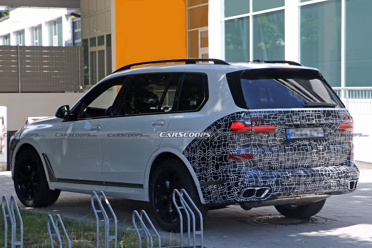 BMW X7 2022 cũng chưa có bất kỳ thông tin về vận hành từ khối động cơ, công suất, hệ thống và công nghệ dẫn động. Tuy nhiên theo truyền thống, hãng xe Đức có thể sẽ giữ nguyên cấu trúc trên phiên bản tiền nhiệm, gồm 2 tùy chọn động cơ 6 hoặc 8 xi lanh được cải thiện hiệu suất cũng như tiết kiệm nhiên liệu hơn.