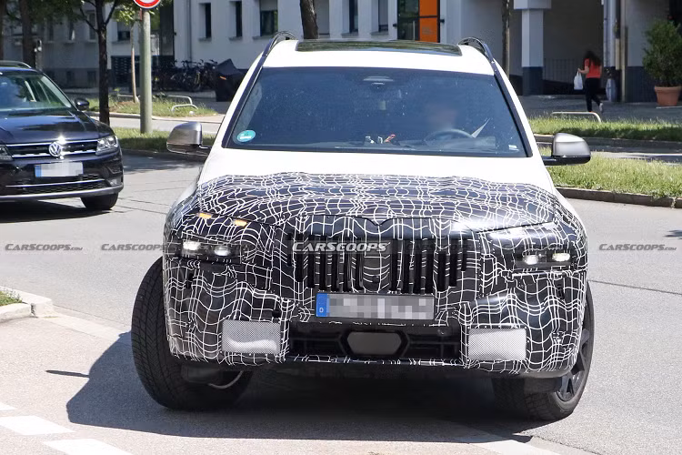 Những điều chỉnh này có thể không hứa hẹn bất kỳ giải thưởng thiết kế nào cho BMW X7 2022 mới, tuy nhiên chúng ta cũng nên chờ đợi hình ảnh toàn cảnh của mẫu xe này tại thời điểm ra mắt để có nhận định chính xác hơn. Dù sao phiên bản thử nghiệm vẫn được che đậy khá kỹ lưỡng, đặc biệt là khu vực đèn pha và viền lưới tản nhiệt.