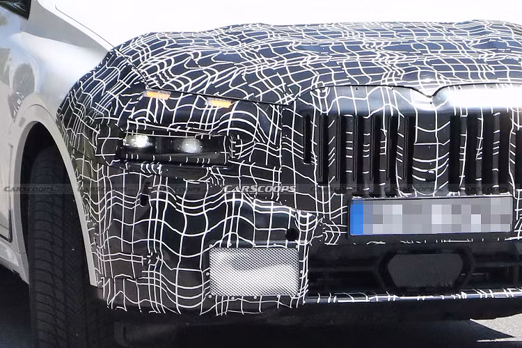 Dù không thể tiếp cận khoang cabin của BMW X7 2022, tuy nhiên giới chuyên môn dự đoán hãng xe Đức sẽ nâng cấp giao diện đồng hồ lái kỹ thuật số liền khối với màn hình giải trí đa thông tin theo dạng cong, tương tự trên 2 dòng xe iX và i4 đã ra mắt. Ngoài ra, nhiều khả năng phiên bản mới sẽ có những tùy chọn tăng thêm về trang trí cũng như chất liệu ốp nội thất.