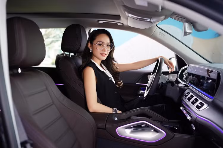 Minh Hằng là một nữ ca sĩ, diễn viên điện ảnh-diễn viên truyền hình, người mẫu, người mẫu ảnh kiêm nhà sản xuất phim người Việt Nam. Cô bước chân vào lĩnh vực nghệ thuật từ năm 16 tuổi với vai trò là ca sĩ hát nhóm, và tham gia diễn xuất trong một vài bộ phim truyền hình nhưng không tạo được nhiều dấu ấn. Đến năm 2007, sau thành công của bộ phim Gọi Giấc Mơ Về, tên tuổi của Minh Hằng bắt đầu được nhiều khán giả chú ý và yêu thích.