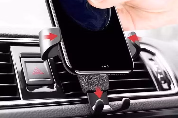  Giá đỡ điện thoại Ngày nay, chiếc điện thoại không đơn thuần chỉ có chức năng liên lạc mà còn mang đến rất nhiều tiện ích cho người dùng. Nó là một phương tiện giải trí, công cụ liên lạc, công cụ hỗ trợ xử lý công việc và nhiều tính năng hữu dụng khác. Khi lái xe, chúng ta sẽ không tránh khỏi những trường hợp cần sử dụng đến điện thoại như: nghe điện thoại, định vị dẫn đường, cập nhật tình hình giao thông,… . Nhưng nếu vừa lái xe, vừa cúi xuống sử dụng điện thoại thì sẽ rất nguy hiểm và trong tình huống này giá đỡ chính là công cụ hỗ trợ cho tài xế. 