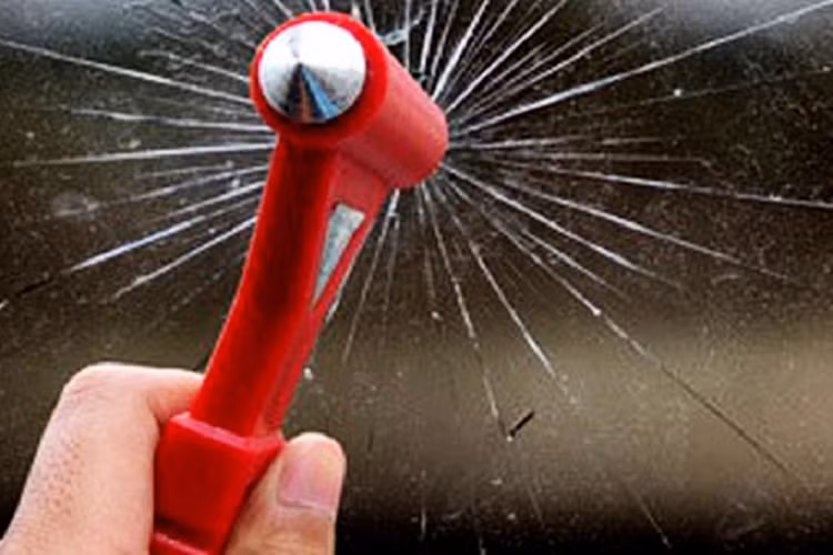  Búa thoát hiểm, kéo cắt dây khẩn cấp Bùa thoát hiểm ôtô khẩn cấp là một vật dụng rất cần được trang bị trên xe khách, xe tải và một số phương tiện giao thông khác. Nó có tác dụng vô cùng hữu ích trong các trường hợp xe gặp tai nạn, cháy xe, xe rơi xuống nước, hoặc có người mắc kẹt trong xe,... . Món đồ chỉ trị giá vài chục nghìn này trong một số tình huống khẩn cấp có thể cứu giúp tính mạng của rất nhiều người.