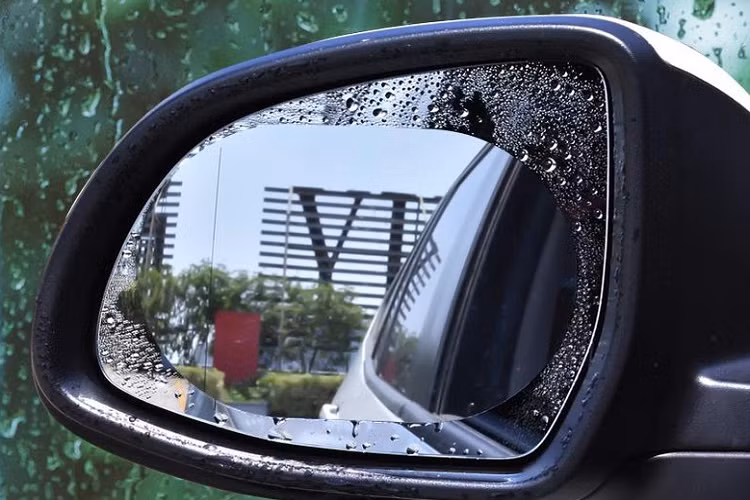  Miếng dán chống bám nước trên gương chiếu hậu Thời tiết mưa gió luôn gây khó chịu cho các tài xế khi tham gia giao thông. Vào những ngày này, gương chiếu hậu trên xe thường xuyên bị bám nước gây ra khó khăn trong việc quan sát, làm giảm tầm nhìn, đặc biệt là vào khoảng thời gian buổi tối hay “chập tối”.