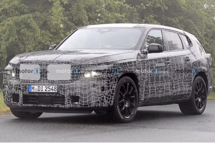 Ngoài ra, dường như BMW X8 hoàn toàn mới còn có đèn pha tách đôi đi kèm dải LED ban ngày bên trên, các đầu ống xả kép chồng lên nhau và kích thước gia tăng. Tổng thể xe trông rất đồ sộ, mạnh mẽ và cao cấp.
