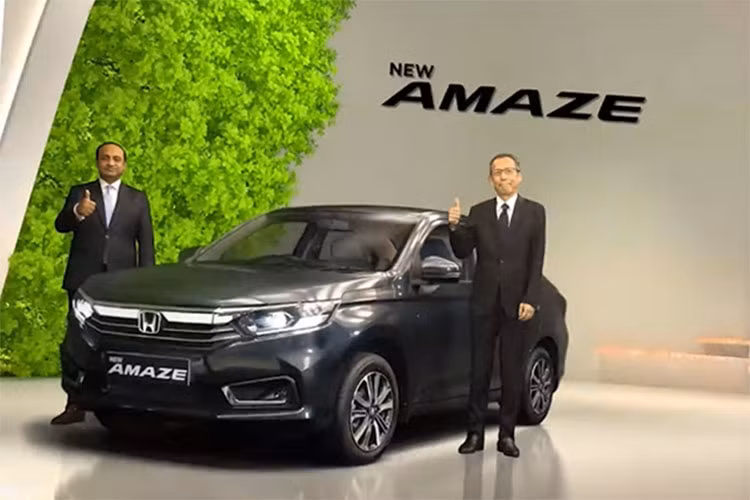 Khách hàng tại Ấn Độ sẽ có 5 màu sắc để lựa chọn khi mua Amaze 2021, gồm xám Meteoroid Grey Metallic, đỏ Radiant Red, trắng Platinum White Pearl, bạc Lunar Silver Metallic và nâu Golden Brown Metallic. Giá xe Honda Amaze 2021 tại Ấn Độ dao động từ 6,10 đến 9,96 lakh (tương đương 197 đến 323 triệu đồng).
