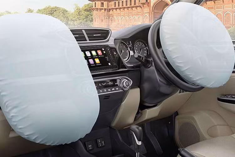 Đặc biệt, Honda Amaze VX mới còn có hệ thống thông tin giải trí Digipad 2.0 với màn hình cảm ứng 7 inch trợ Android Auto và Apple CarPlay, điều hòa tự động, nút bấm khởi động máy, chìa khóa thông minh Honda Smart Key, cửa sổ sau và camera quan sát phía sau. 