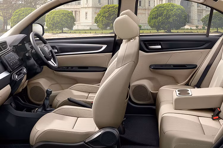 Tại Ấn Độ, Honda Amaze 2021 có tổng cộng 3 biến thể: E, S và VX. Trong đó, bản E đạt tiêu chuẩn với đèn pha halogen, đèn hậu dạng Bulb (tạo phân bố ánh sáng đều, giảm độ chói của đèn phát ra), điều hòa chỉnh tay, màn hình hiển thị đa thông tin, mâm thép 14 inch, ghế bọc vải, 2 túi khí, cảm biến đỗ xe phía sau và ABS.