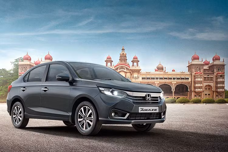 Ở phiên bản nâng cấp, diện mạo của Honda Amaze 2021 mới có một số thay đổi như lưới tản nhiệt mới với thanh trên mảnh hơn và 2 thanh dưới dày hơn, tất cả đều được mạ crôm. Ngoài ra, ốp đèn sương mù cũng được tinh chỉnh một chút và trang trí thêm bằng crôm.