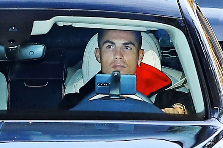 Theo đó, chiếc xe siêu sang Bentley Flying Spur của Ronaldo được trang bị vô lăng bên trái (tay lái thuận). Trong khi đó, chiếc Range Rover chở vệ sĩ lại dùng vô lăng bên phải (tay lái nghịch). Sự khác biệt này đã khiến nhiều người thắc mắc vì xe ở Anh quốc vốn được lắp vô lăng bên phải. Được biết, xe tay lái thuận vốn không bị cấm theo luật tại Anh quốc. Chỉ cần vượt qua bài kiểm tra 1 năm 1 lần của Bộ Giao thông Anh (Ministry of Transport hay MOT) là xe sẽ được phép lưu thông.