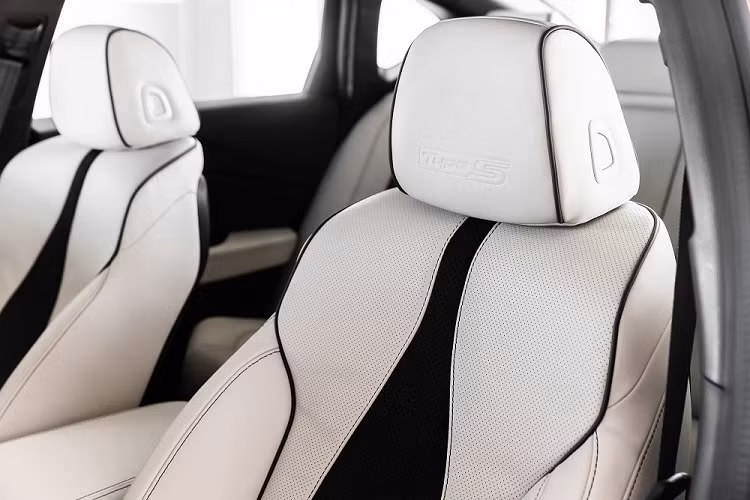 Nằm sau vành của mẫu xe thể thao hạng sang Acura TLX Type S 2021 là phanh đĩa trước cỡ lớn hơn, đi kèm với cùm phanh 4 piston. Ngoài ra, mẫu sedan thể thao hạng sang này còn có hệ thống treo xương đòn kép đằng trước và đa liên kết phía sau với hệ thống giảm chấn thích ứng.