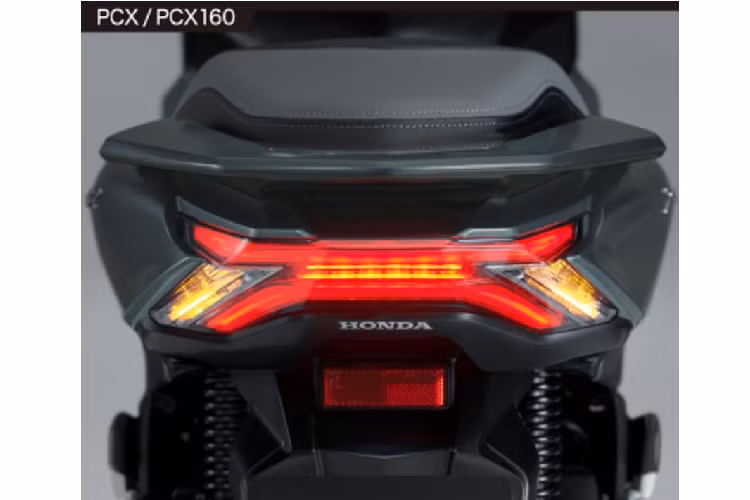 Hệ thống treo của xe gồm cặp phuộc ống lồng phía trước và giảm xóc đôi ở sau, đi kèm là bộ vành 14 inch và 13 inch tương ứng cho dàn chân trước và sau.