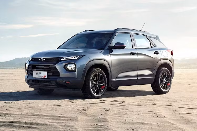 Theo hãng Chevrolet, phiên bản số tự động và dẫn động 4 bánh của mẫu crossover cỡ C này chỉ tiêu thụ lượng xăng trung bình 6,7 lít/100 km. Con số tương ứng của phiên bản bản CVT và dẫn động cầu trước là 5,9 lít/100 km. Khi đến thị trường Philippines, Chevrolet Trailblazer sẽ được định vị giữa Tracker và Suburban. Hiện giá xe Chevrolet Trailblazer 2022 tại Philippines vẫn chưa được hé lộ.