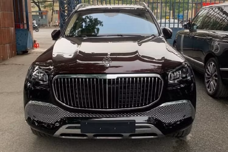 Số lượng người sưu tập siêu xe và trong 2 năm qua là cả các mẫu xe SUV đắt tiền đang tăng cao tại dải đất hình chữ S, ngay cả đại gia Minh nhựa cũng chuyển sang chơi các dòng xe gầm cao máy thoáng. Mới đây, một doanh nhân đến từ Hải Phòng đã bấm biển số cho chiếc SUV siêu sang Mercedes-Maybach GLS 600 2021 mới vạn người mê và đắt tiền của mình.