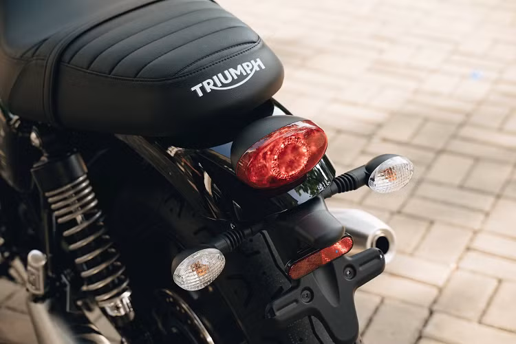 Triumph Street Twin 2021 sử dụng lốp cỡ 100/90-R18 ở bánh trước và bánh sau 150/70-R17 đi kèm với bánh xe hợp kim nhôm đúc. Xe được chế tạo trên khung gầm bằng thép hình ống, được hỗ trợ bởi phuộc 41 mm ở phía trước và giảm xóc đôi ở phía sau.
