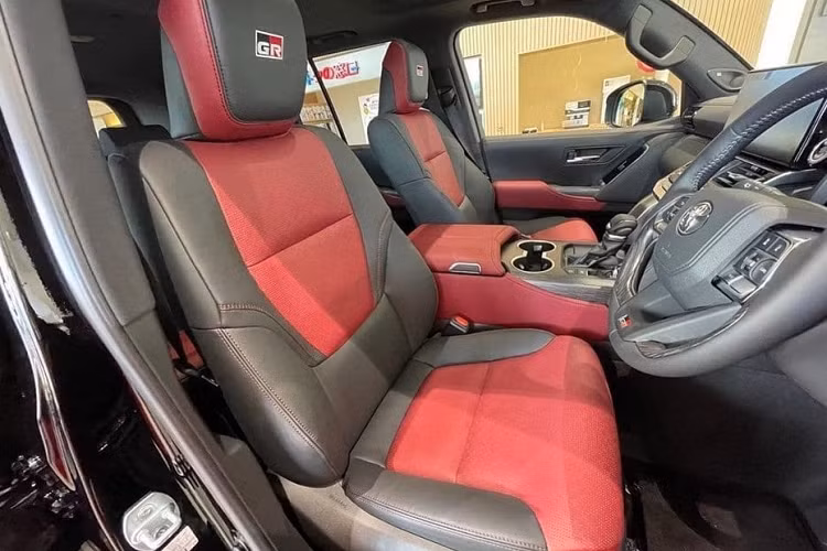 Đặc biệt, dòng Toyota Land Cruiser 2022 lần đầu tiên còn được trang bị tính năng chống trộm bằng bằng vân tay. Khi bạn cầm khóa điều khiển từ xa, chạm vào cảm biến ở nút bấm khởi động máy và đạp chân phanh, xe sẽ kiểm tra xem đây có phải là vân tay đã được đăng ký hay không. Nếu vân tay không khớp với thông tin của xe, Toyota Land Cruiser 2022 sẽ không khởi động. Hãng Toyota hi vọng tính năng này sẽ giảm nguy cơ xe bị ăn trộm.