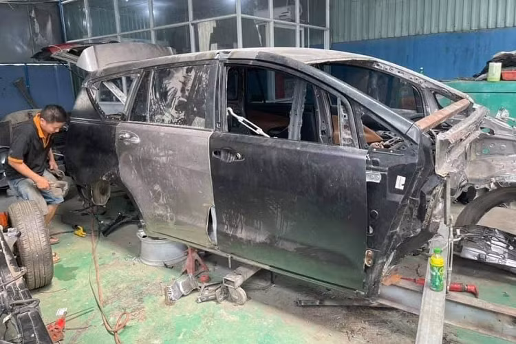 Không ít người sau khi nhìn những hình ảnh độ lại Toyota Innova nát bét này đã cảm thấy nể phục tay nghề thợ Việt. Nhưng trái lại, nhiều người cũng đặt dấu hỏi về độ an toàn cũng như sự ổn định của xe khi lăn bánh trên đường.