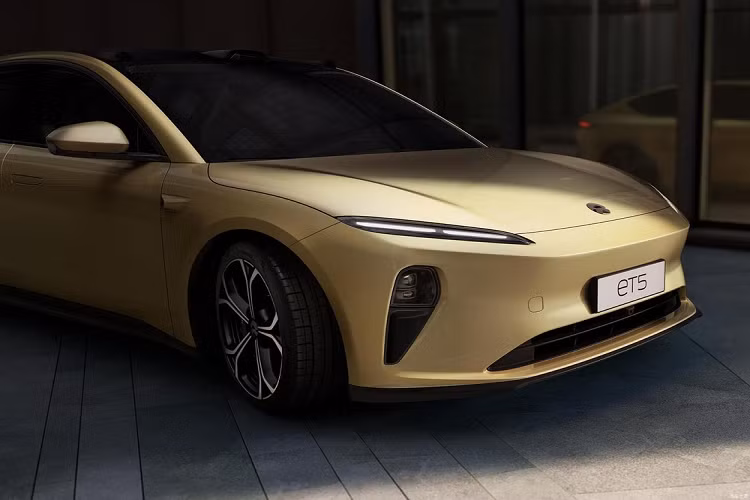 So với những đối thủ như Tesla Model 3, Xiaopeng P7, ZEEKR 001 và BYD Han, Nio ET5 2022 mới bị coi là "sinh sau, đẻ muộn" hơn. Do đó, hãng Nio phải đảm bảo khả năng cạnh tranh của ET5 bằng một số ưu điểm.