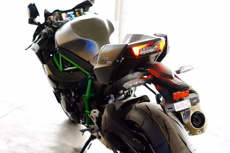 Về thiết kế, Kawasaki Ninja H2 Carbon có các điểm nâng cấp đáng chú ý như phần mặt nạ được làm bằng chất liệu Carbon, màu sắc gương bạc, mỗi chiếc khi được xuất ra thị trường đều được đánh số theo thứ tự,…