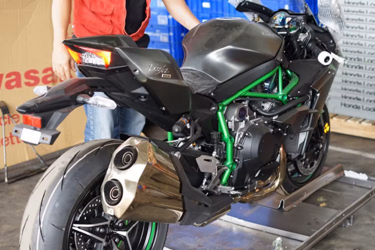Sieu moto Kawasaki Ninja H2 Carbon 2021 hon 1 ty dong ve Viet Nam