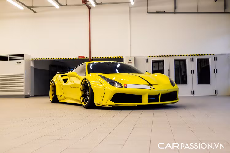 Chiếc siêu xe Ferrari 488 GTB này từng sở hữu lớp sơn ngoại thất mang tông màu đen Nero Daytona duy nhất tại Việt Nam. Sau khi chính thức về tay người chơi xe Sài Gòn vào cuối năm 2020, "siêu ngựa" Ý đã được dán decal theo kiểu chuyển màu trên thân xe từng là trào lưu rất được ưa chuộng trên thế giới.