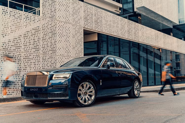 Kích thước dài x rộng x cao của Rolls-Royce Ghost 2021 mới lần lượt là 5.546 x 1.978 x 1.571 mm, trục cơ sở dài 3.295 mm. So với thế hệ trước, Ghost mới dài hơn 89 mm, rộng hơn 30 mm, trong khi chiều cao không đổi. Phiên bản kéo dài có trục cơ sở 3.465 mm, tỷ lệ phân bổ khối lượng trước/sau là 50:50, khối lượng 2.553 kg.