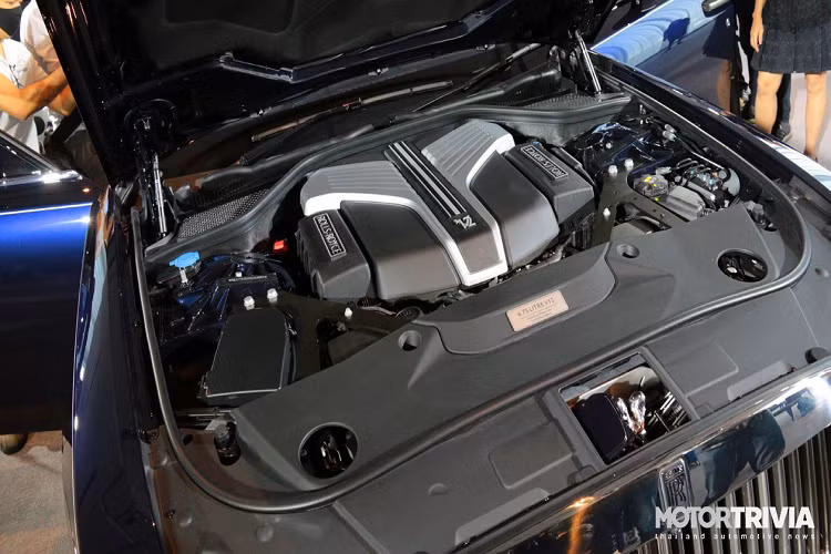 Rolls-Royce Ghost thế hệ thứ 2 được trang bị động cơ xăng N74 BMW V12, dung tích 6.75L, tăng áp kép, kết hợp với hộp số tự động 8 cấp ZF với công nghệ Satellite Aided Transmission, sử dụng GPS để kiểm tra lộ trình và chuẩn bị trước để tối ưu hóa hệ truyền động.