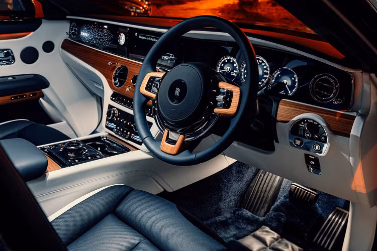 Trong đó, bảng táp-lô trên Rolls-Royce Ghost được gọi là Illuminated Fascia với đa dạng màu sắc, do nhóm thiết kế Rolls-Royce Bespoke Collective chế tạo. Nó được thiết kế và chế tạo nhằm tạo một sự liền mạch với trần xe ánh sao Starlight Headliner, đồng thời cũng phù hợp với mặt đồng hồ và màn hình giải trí.