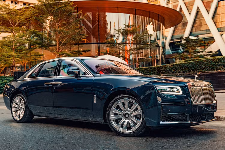 Ở thiết kế ngoại thất, chiếc sedan siêu sang nổi bật với biểu tượng Spirit of Ecstasy mới được điêu khắc tỉ mỉ, hiện đại hơn. Điểm gây chú ý khác là bộ đèn pha laze, cho phạm vi chiếu sáng hơn 600 m.