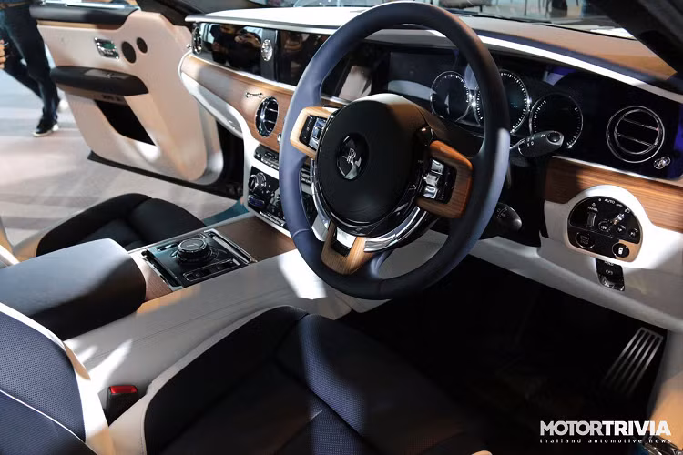 Để đảm bảo độ sạch không khí trong cabin, Rolls-Royce Ghost mới được trang bị hệ thống lọc khí MEPS, sử dụng các cảm biến có độ nhạy cao để tự động phát hiện chất lượng không khí. Hệ thống này sẽ chuyển không khí vào bộ lọc nano, có khả năng loại bỏ các chất gây ô nhiễm cực nhỏ khỏi cabin trong vòng chưa đầy 2 phút.
