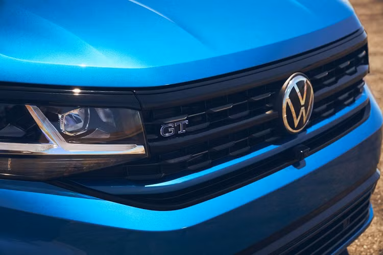 Theo thông tin do VW công bố, Volkswagen Atlas Cross Sport GT Concept được độ lại bởi tay độ Jamie Orr từ một chiếc Atlas Cross Sport SEL Premium R-Line. Điểm nhấn đầu tiên của xe chính là màu sắc dàn áo Xanh dương Eisvogelblau đậm chất thể thao. Màu xanh này thậm chí còn xuất hiện trên lazăng và nan lưới tản nhiệt dưới của chiếc Volkswagen Atlas Cross Sport GT Concept.