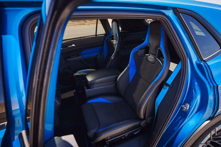 Thay đổi này mang đến cho chiếc Volkswagen Atlas Cross Sport GT Concept công suất 300 mã lực, mạnh hơn 24 mã lực so với con số 276 mã lực nguyên bản.