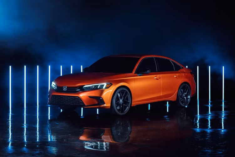 Trên Honda Civic thế hệ thứ 11, phần thiết kế nội ngoại thất của xe đã được thay đổi hoàn toàn. Ở khu vực đầu xe, sự đơn giản chính là phong cách chủ đạo được hãng xe Nhật Bản áp dụng với thiết kế đèn chiếu sáng dạng LED sắc sảo và nằm liền khối với bộ lưới tản nhiệt mới. Phía bên dưới, hốc hút trung tâm được nới rộng hơn đáng kể về kích thước với chiều cao chiếm tới 1/2 khu vực đầu xe.