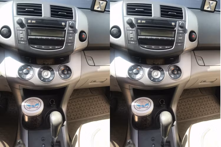 Chiếc Toyota RAV4 đời 2007 trong bài viết thuộc phiên bản “Limited” cao cấp, xe thuộc thế hệ RAV4 thứ 3 được sản xuất trong giai đoạn từ năm 2005 – 2012, thế hệ RAV4 này cũng đánh dấu là thế hệ RAV4 được ưa chuộng nhất tại Việt Nam tính đến thời điểm hiện tại khi dòng RAV4 đã bước sang thế hệ thứ 5.