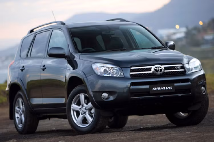 Nhìn chung, bỏ ra số tiền hơn 450 triệu đồng để sở hữu một chiếc Toyota RAV4 nhập Mỹ hơn 15 năm tuổi sẽ không là lựa chọn của số đông. Tầm giá này nhiều người sẽ chọn “đập hộp” xe hạng A phổ thông để an toàn hơn.