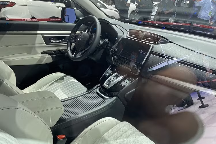 Được áp dụng ngôn ngữ thiết kế Solid Wing Face, Honda Breeze e:PHEV 2021 có thanh mạ crôm dày dặn trên lưới tản nhiệt nối liền với cụm đèn pha thanh mảnh. Bên trong cụm đèn pha này là các bóng đèn có thiết kế như đá quý khá ấn tượng đồng thời tích hợp dải đèn LED định vị ban ngày.