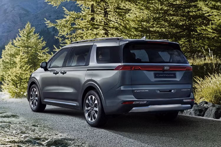 Kia tiết lộ Carnival sẽ là mẫu MPV 3 hàng ghế, có 7 hoặc 8 chỗ ngồi. Xe sẽ được trang bị động cơ V6 3.5L, lớn nhất trong phân khúc, có công suất 290 mã lực và mô-men xoắn 353,8 Nm.