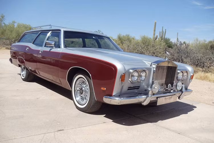 Mặc dù có phần đầu xe và biểu tượng Rolls-Royce thuyết phục, chiếc xe này không có được khối động cơ của nhà sản xuất xe Anh Quốc. Nó chỉ được trang bị một động cơ Ford V8 dung tích 6.6 lít, sản sinh 260 mã lực và 542 Nm mô-men xoắn cực đại. Giá xe Rolls-Royce Station Wagon hiếm lạ mới được rao bán trên eBay với mức 15.000 USD.