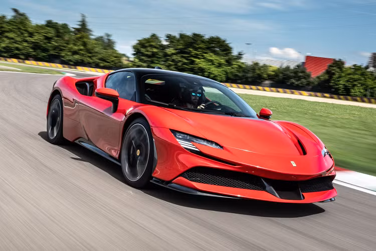 Chế độ Performance sẽ giúp SF90 Stradale ưu tiên sử dụng động cơ V8 và cuối cùng là Qualify cho phép xe chạy hết tốc độ, ưu tiên hiệu suất vận hành hơn là việc sạc pin. Ở chế độ Qualify còn giúp mô-tơ điện của Ferrari SF90 Stradale sản sinh công suất tối đa. Mức giá xe Ferrari SF90 Stradale mới tại Thái Lan từ 40,9 triệu Baht (khoảng 30 tỷ đồng). Dự tính khi về Việt Nam nó sẽ có mức khá cao so với mặt bằng chung.