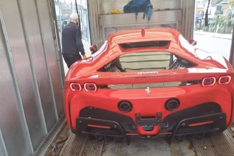 "Ferrari SF90 Stradale về Việt Nam ăn tết" là dòng trạng thái của một người chuyên nhập khẩu siêu xe về nước. Trước đó, người này đã mạnh tay mang về nước Lamborghini Aventador SVJ Coupe chỉ có 900 xe và gần đây là bản mui trần Lamborghini Aventador SVJ Roadster với số lượng 800 xe thế giới.