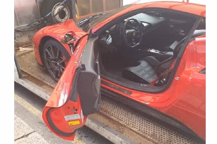 Hiện nhiều người mê xe trong nước hy vọng chiếc siêu xe Ferrari SF90 Stradale đầu tiên ở Việt Nam sẽ sớm lộ diện. Trong khi đó, một số thị trường Đông Nam Á đã có xe Ferrari SF90 Stradale lăn bánh, điển hình là giới nhà giàu Singapore đã mua 2 chiếc Ferrari SF90 Stradale trong năm 2020. Hình ảnh do người chuyên nhập khẩu siêu xe độc về Việt Nam đăng tải cho biết, chiếc Ferrari SF90 Stradale sẽ sớm về nước có màu đỏ và nội thất màu đen nhưng chưa rõ xe có trang bị nào đi kèm.