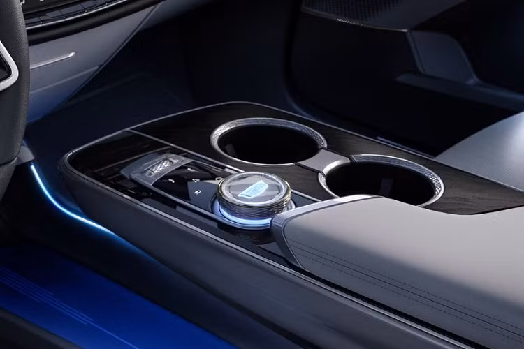 Về truyền động, ở thời điểm ra mắt, Cadillac Lyriq 2022 sẽ được trang bị động cơ điện đặt sau và bộ pin lithium-ion 100 kWh, sản sinh công suất ước tính 340 mã lực và mô-men xoắn cực đại 440 Nm. Xe có thể chạy tối đa 483 km với mỗi lần sạc đầy.
