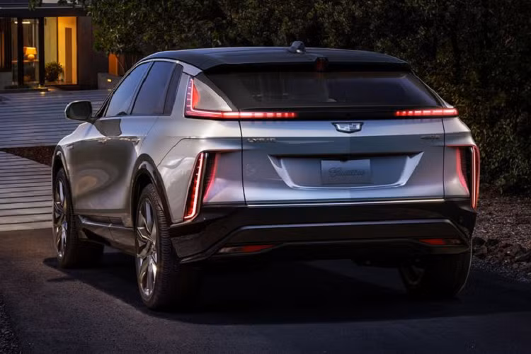 Cadillac Lyriq có bộ sạc nhanh 190 kW DC nên chỉ cần 10 phút là có thể sạc đủ để xe chạy thêm 122 km, 30 phút để xe chạy thêm 314 km. Tuy nhiên, nếu dùng ổ sạc 120V thì chỉ sạc được lên 5,6 km mỗi giờ. Tạm thời, xe sẽ đi kèm với duy nhất hệ dẫn động cầu sau, các phiên bản AWD sẽ được ra mắt sau.