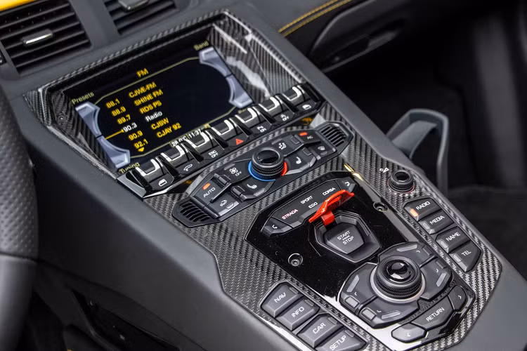 "Một chiếc Lamborghini phải có màu vàng. Nó trẻ trung và gợi lên những cảm xúc mạnh mẽ, kể cả khi bạn ngắm nhìn nó hoặc lái nó", Dybala chia sẻ về quyết định chọn màu xe.