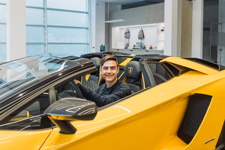 Lamborghini Aventardor S Roadster được ra mắt lần đầu vào năm 2017. Điểm khác biệt giữa bản Aventador S Roadster và bản coupe nằm ở bộ mui xe có thể tháo rời, chia làm 2 mảnh và thao tác hoàn toàn bằng tay. Mui trước xếp gọn gàng ở khoang chứa đồ trước khi không dùng đến. Bộ mui này chỉ nặng dưới 6 kg do làm bằng sợi carbon.